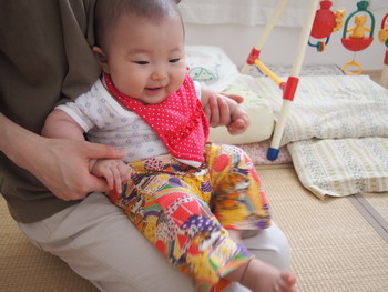 ママの膝でご機嫌350.jpg