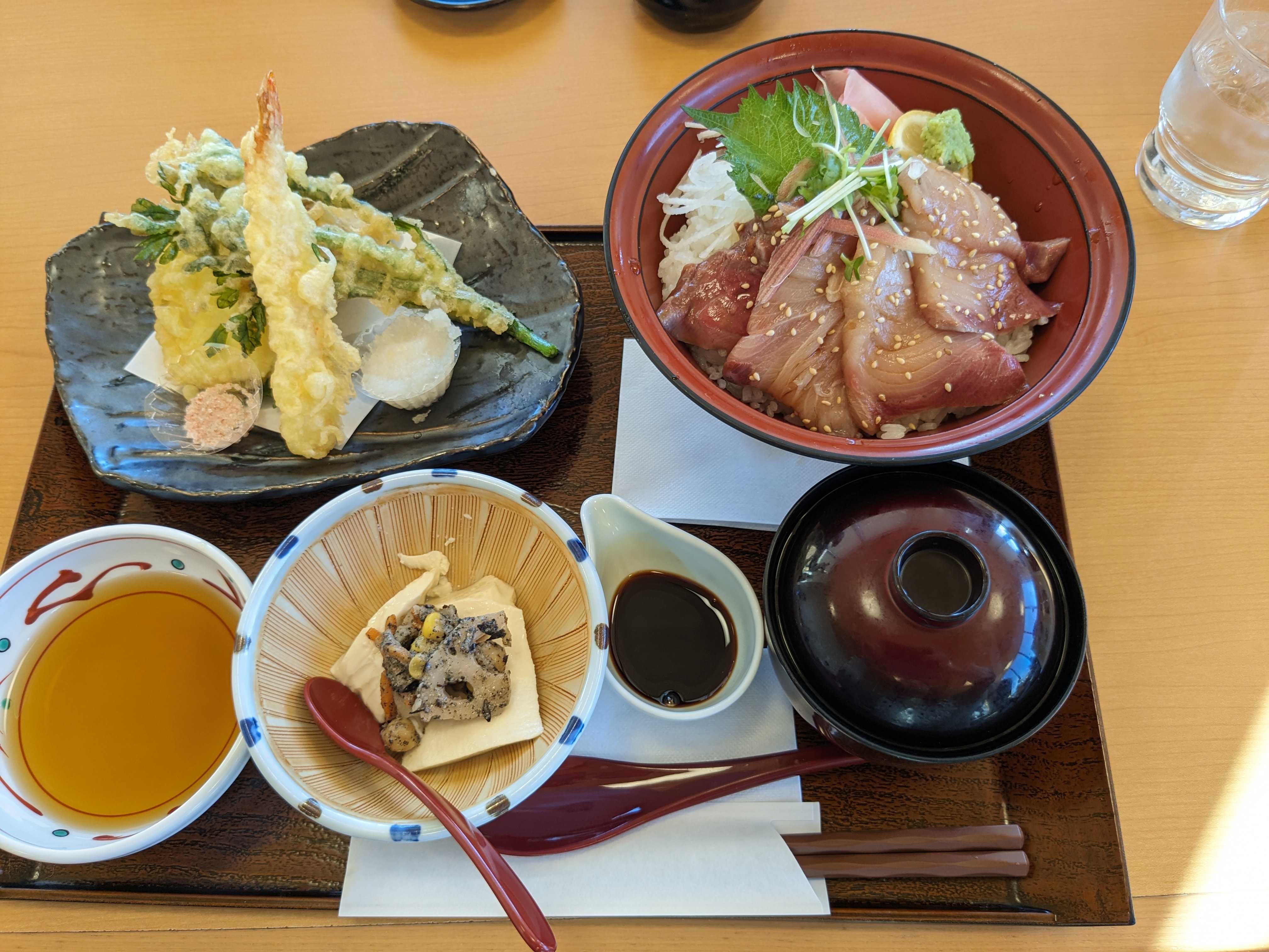 幕張温泉 湯楽の里 レストラン　ブリ漬け丼と旬の天ぷら盛り