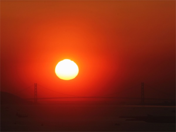 IMG_4176明石海峡大橋に絡む夕日.jpg