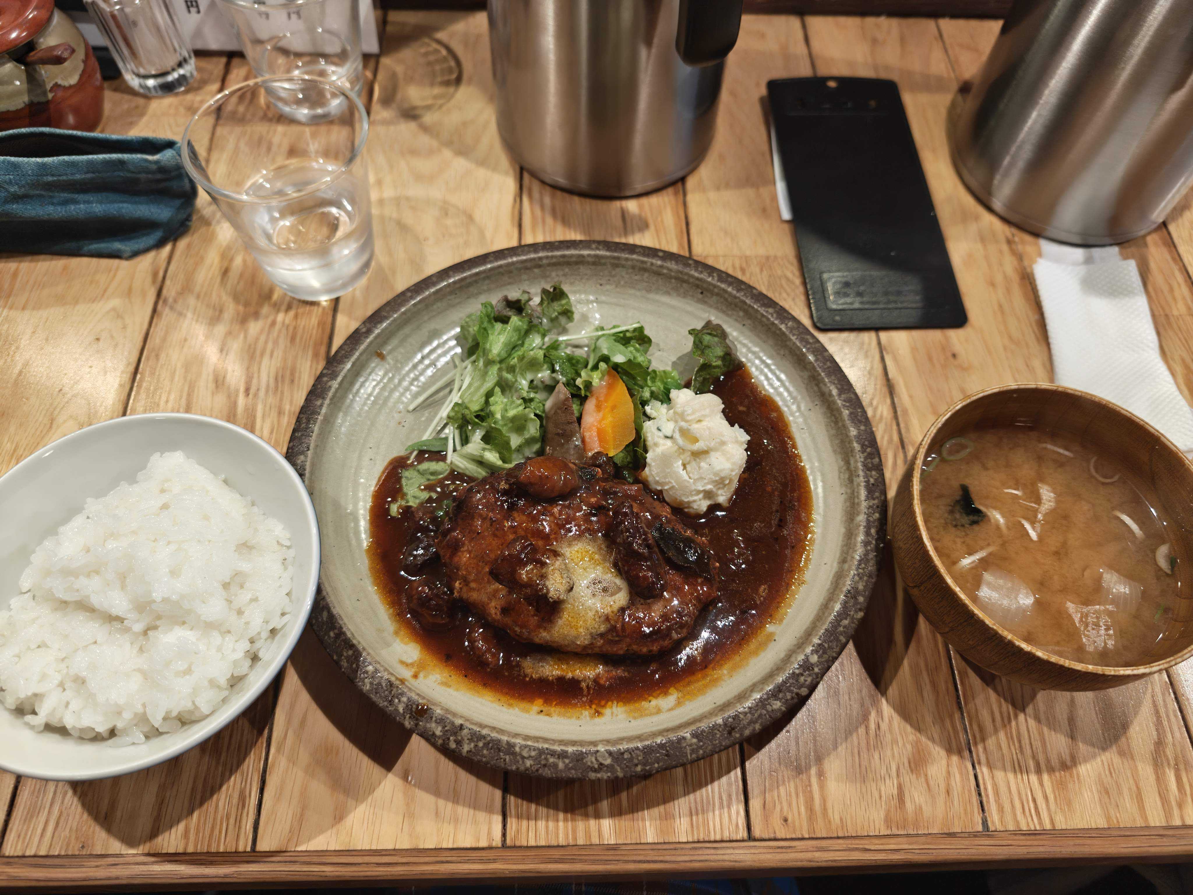 山本のハンバーグ 新橋ひとりランチ　定食　牛すじデミハンバーグ
