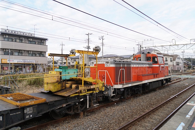 DE10 1704牽引 銚子ロングチキ工臨と 並んで発車6