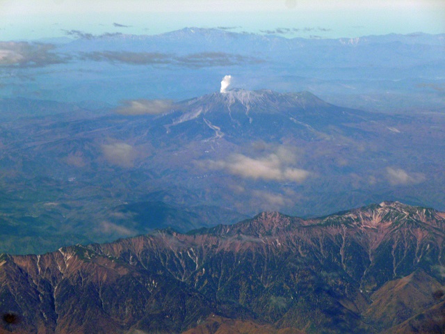 噴煙を上げる御嶽山