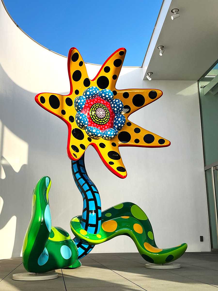 立体的なカラフルアート作品 草間彌生美術館 ラスボス感のある立体作品が迫力満点 まるで混沌花（亜