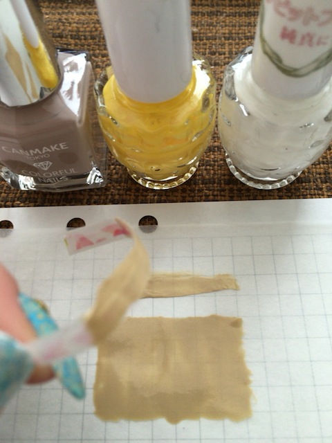 マスキングテープを剥がしたら一緒にポリッシュも剥がれてしまった