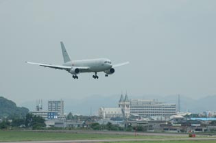 090713小牧・ＫＣ７６７・６０３号機着陸-1.jpg