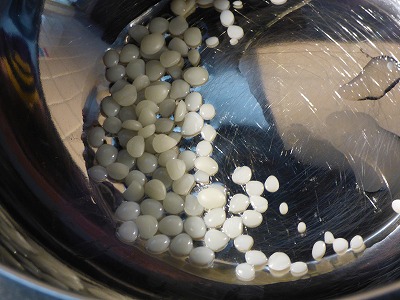 蜜蝋を湯煎で溶かす