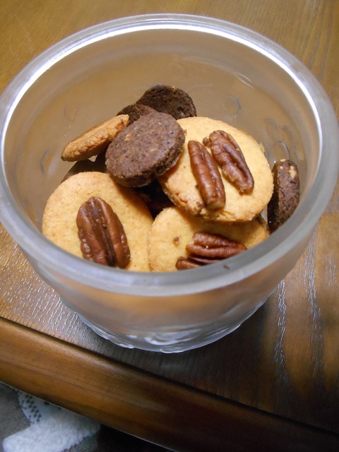 冷蔵庫で冷やした大豆粉クッキー.JPG