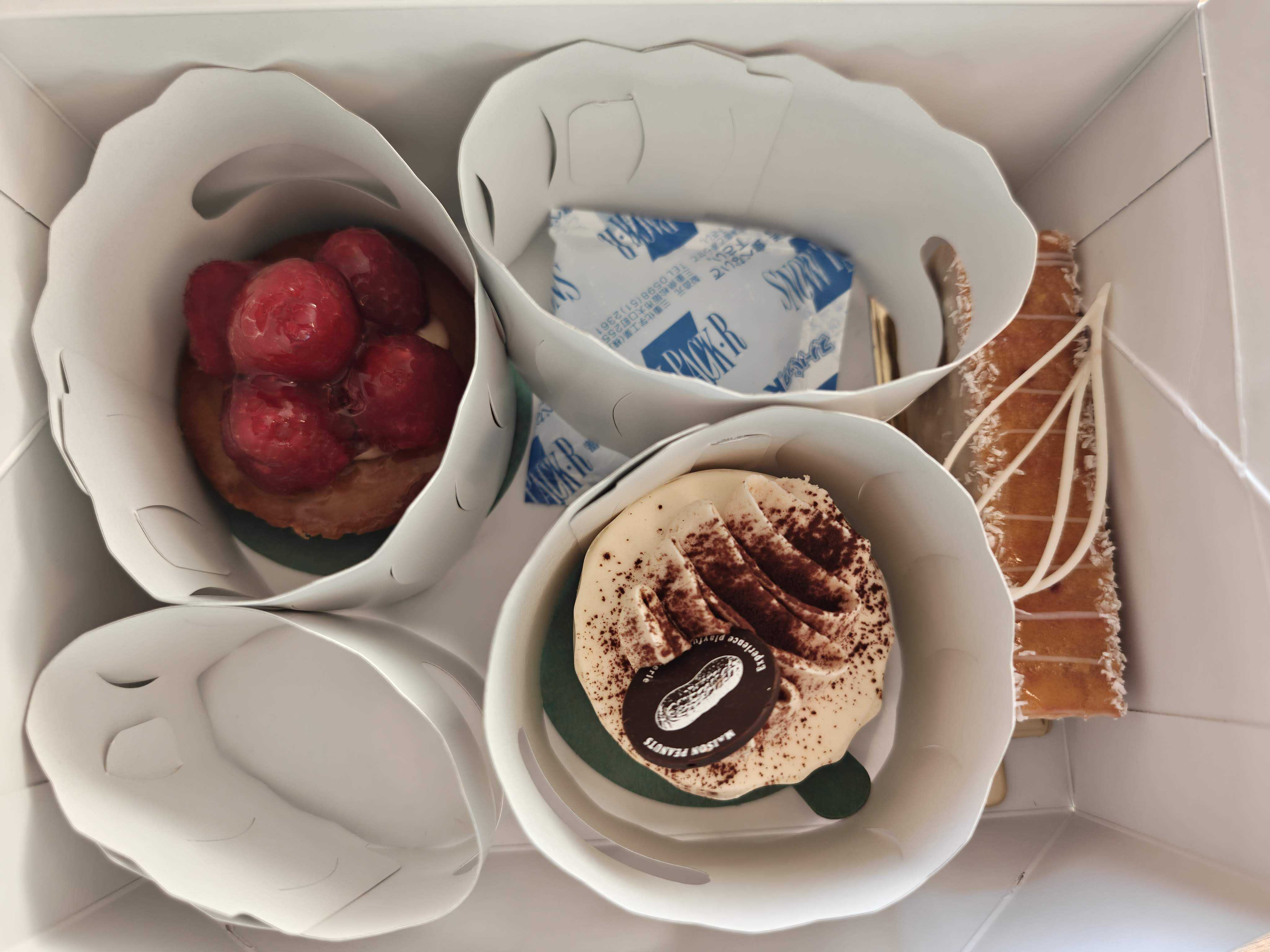 東船橋駅　ケーキ屋　MAISON PEANUTS CHIBA（メゾンピーナッツチバ）　ピーナッツティラミス、季節のタルト（フランボワーズ）、パッションフルーツとピーナッツのケーキ