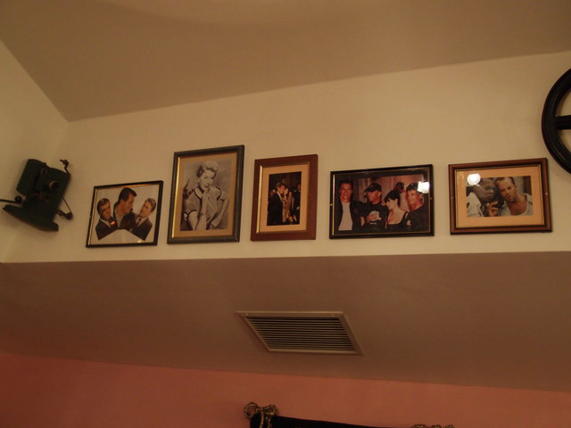 壁に掛かった写真