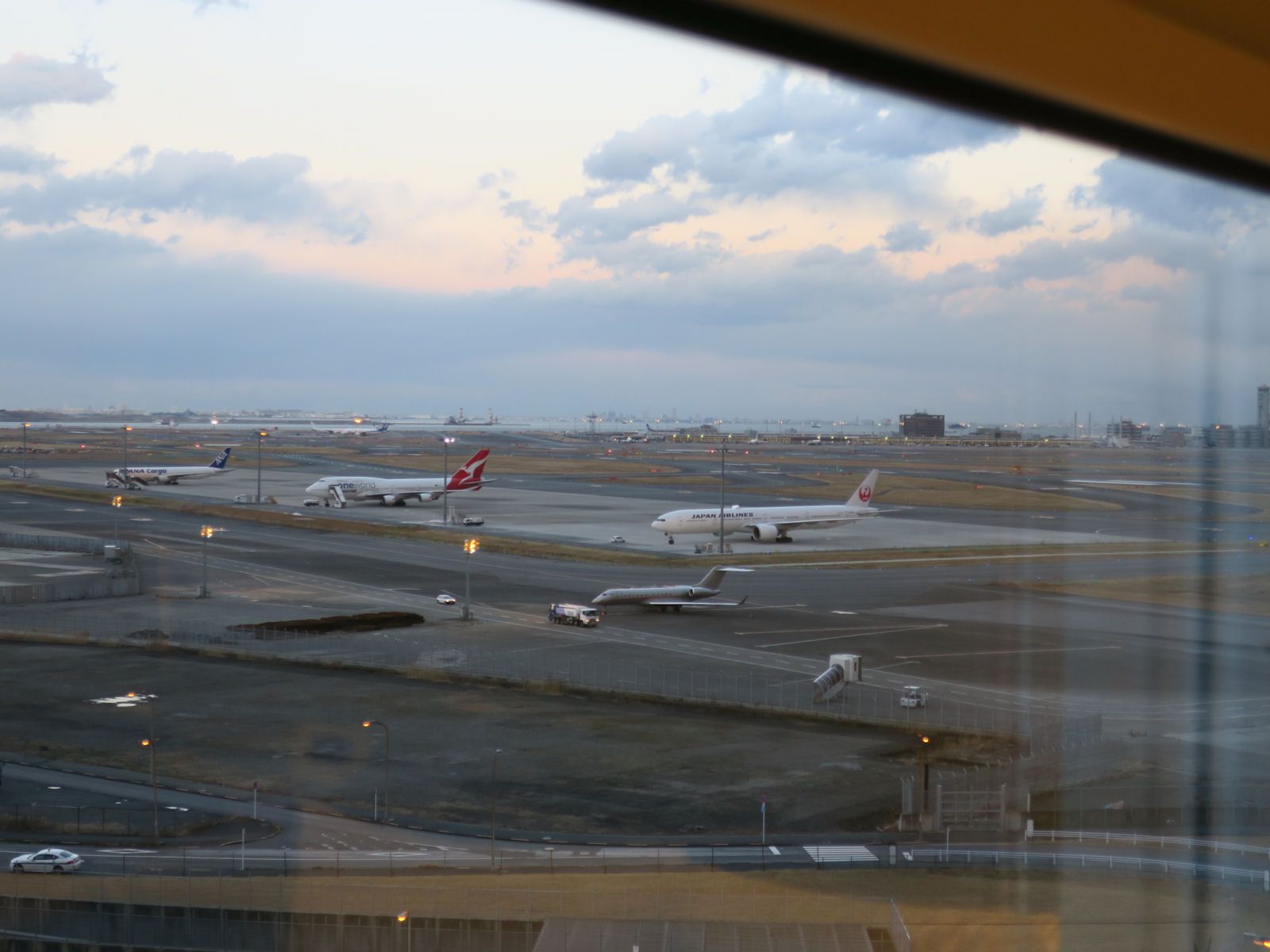 飛行機見えるよ~ってオットはテンション上がる