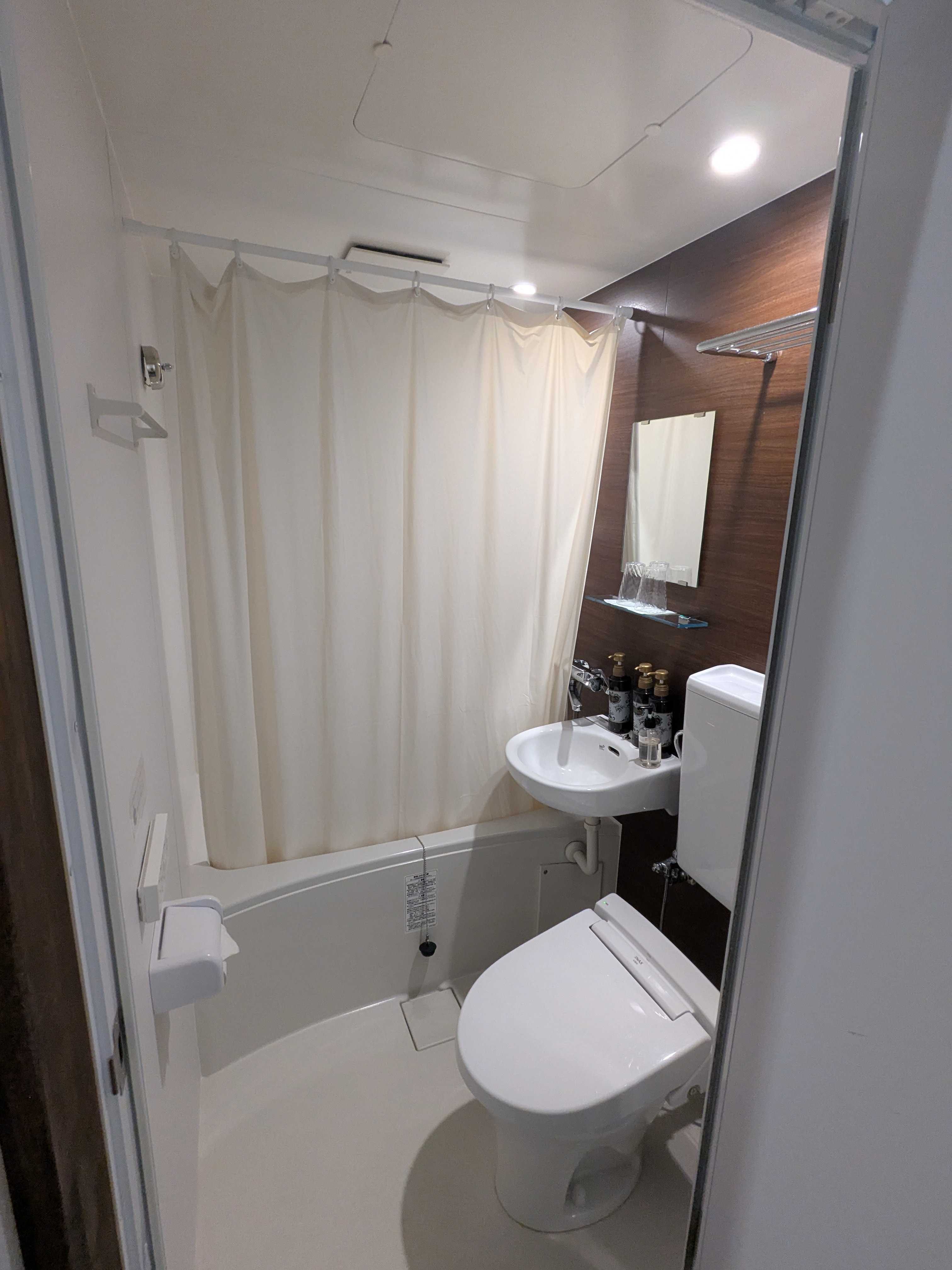 リゾートイン西表島 部屋　トイレ、お風呂、洗面台