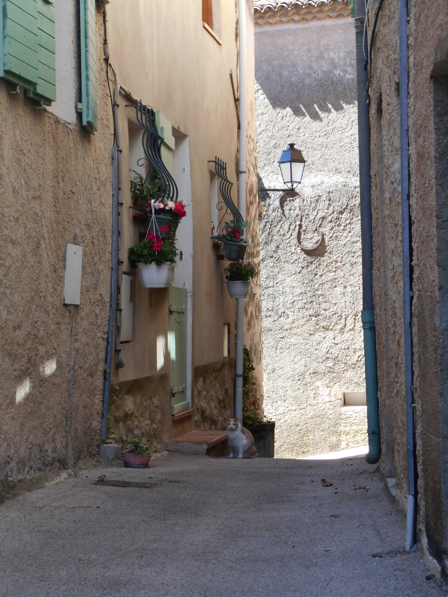 南仏プロヴォンスの村の路地　