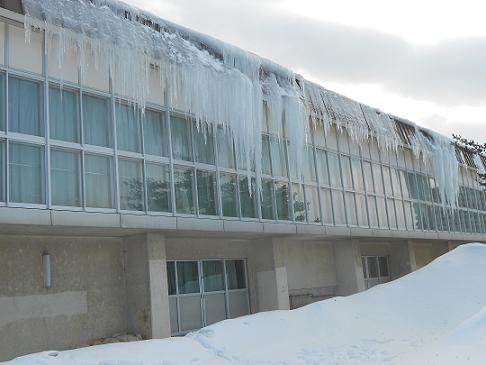 学校体育館の氷柱