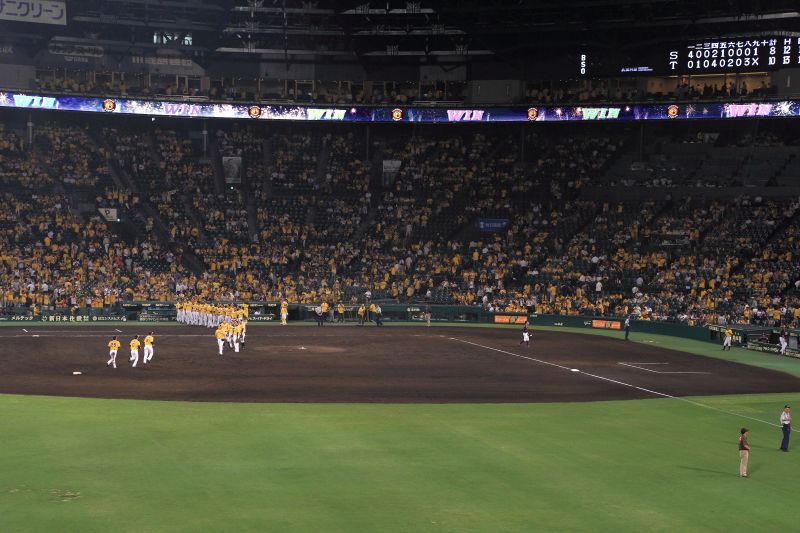 甲子園ナイター_010勝利の出迎え.jpg