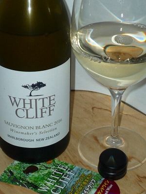 White Cliff Winemaker's Selection SB 2016 glass.jpg