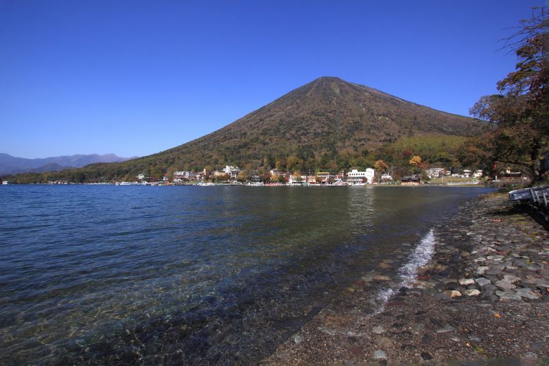 中禅寺湖_003中前湖と男体山.jpg