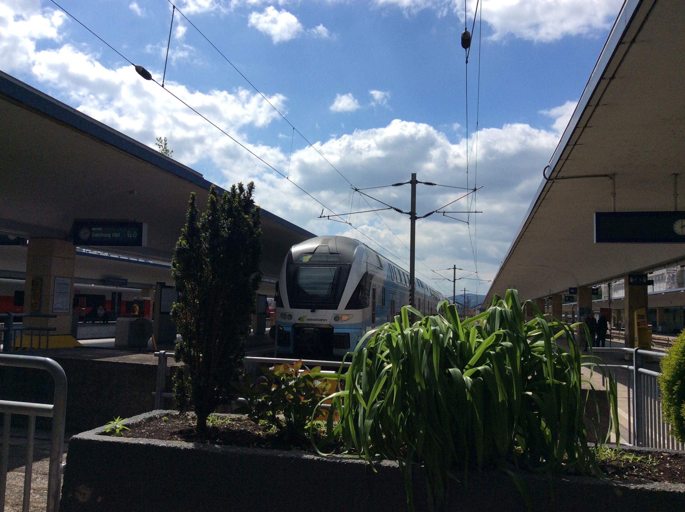 ウィーン西駅のホームから見えるウィーンの森 Wien!ウィーン!Wien! 楽天ブログ