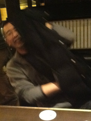 白木やでタバコを探す山根さん