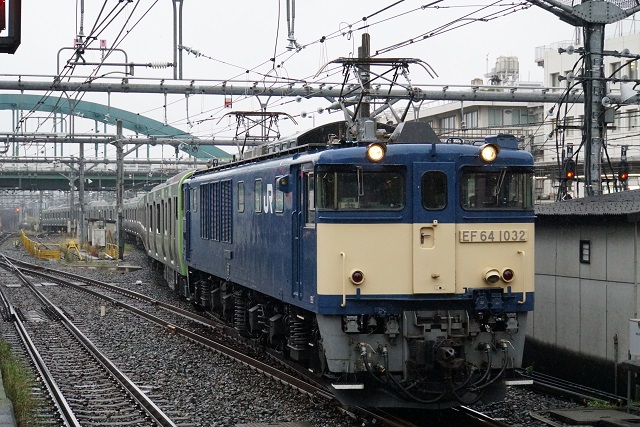 EF64 1032牽引 山手線E235系 東トウ08編成 10連 配給3