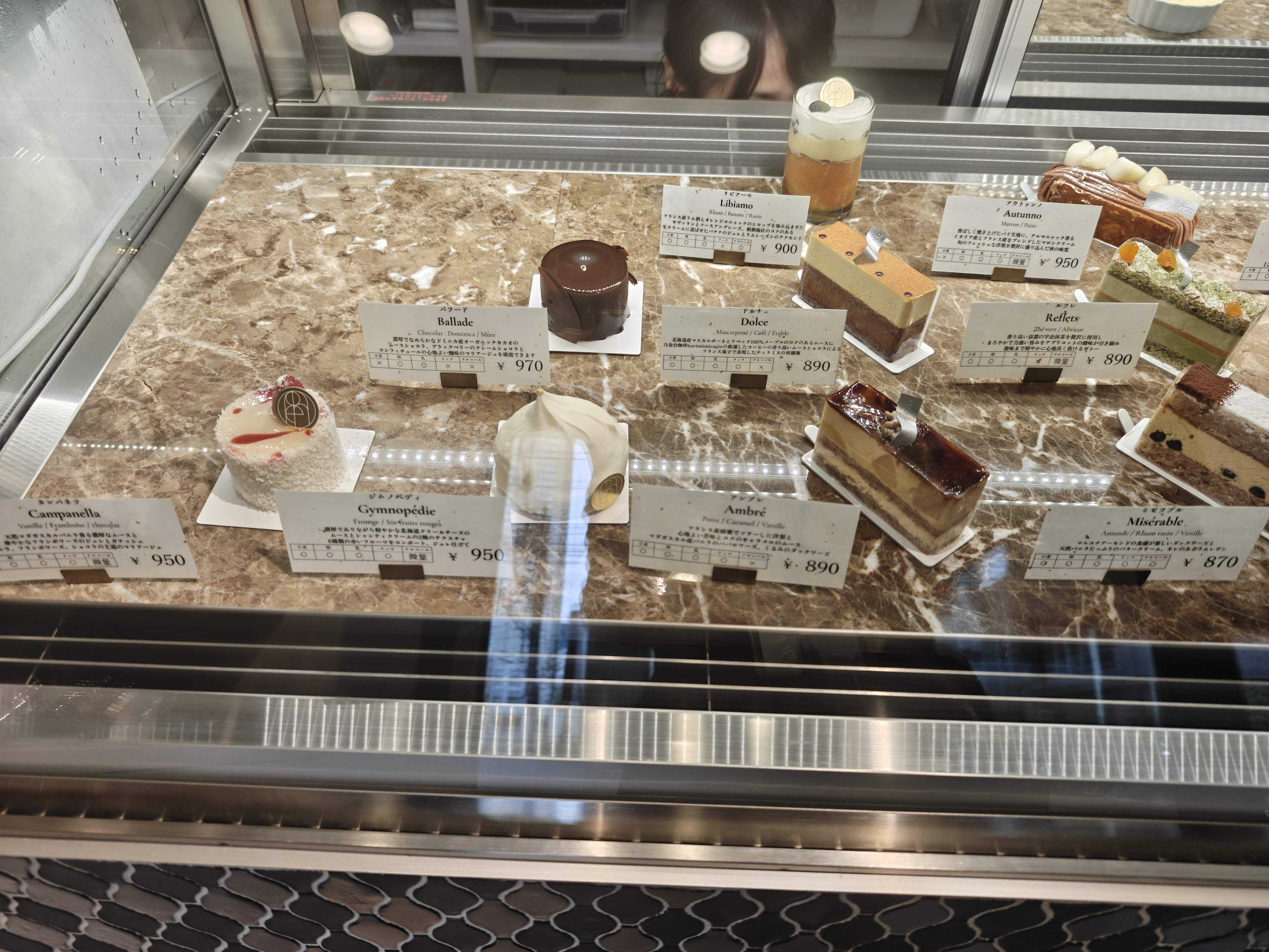 赤羽橋　パティスリー オンディーヌ　店内ショーケース　メニュー