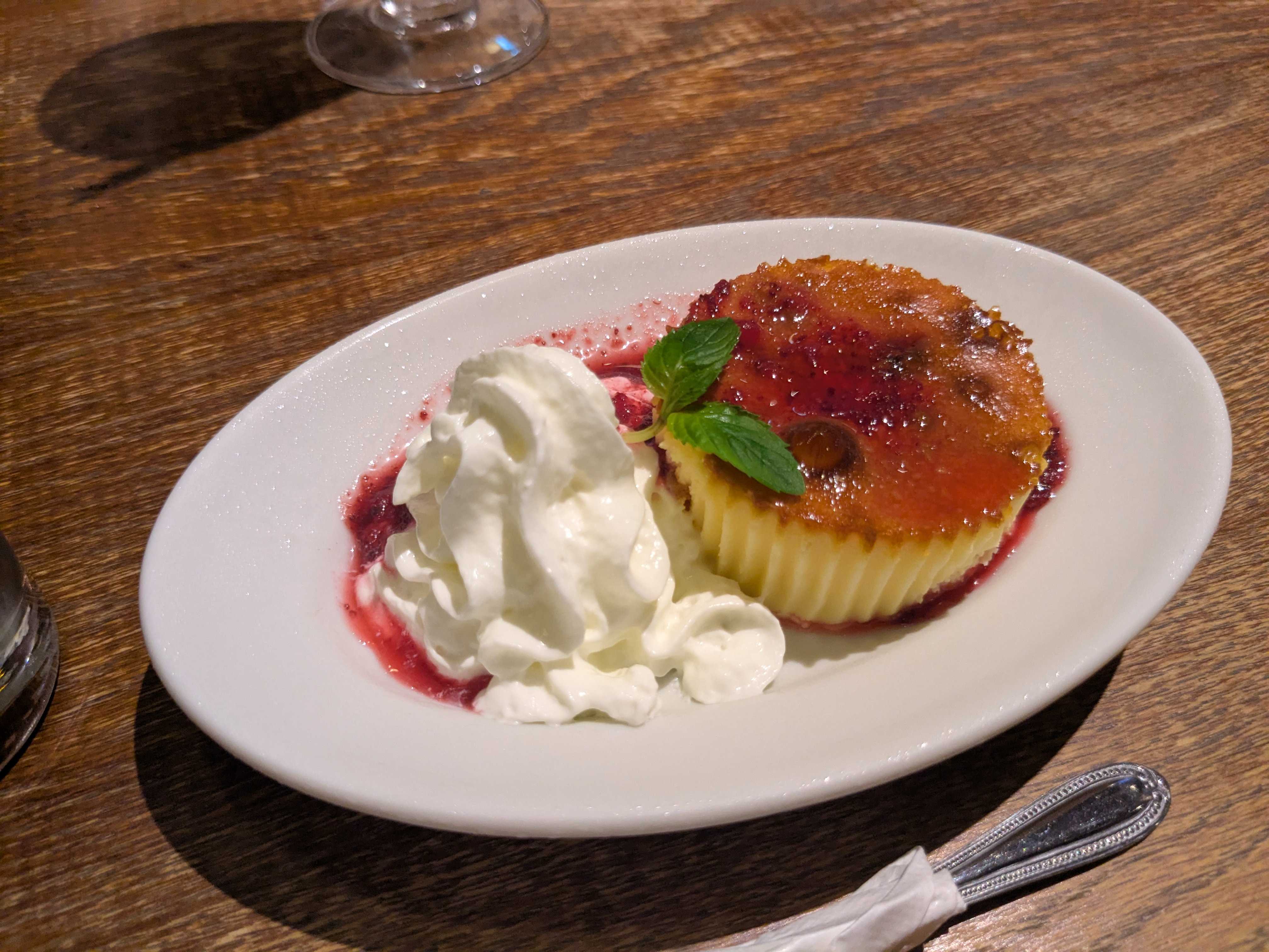 日吉駅　HUB 慶應日吉店　女子会　バスクチーズケーキとベリーソース