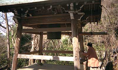 長楽寺の鐘を突く妻