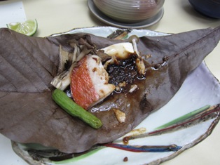 金目鯛と茸の朴葉焼き