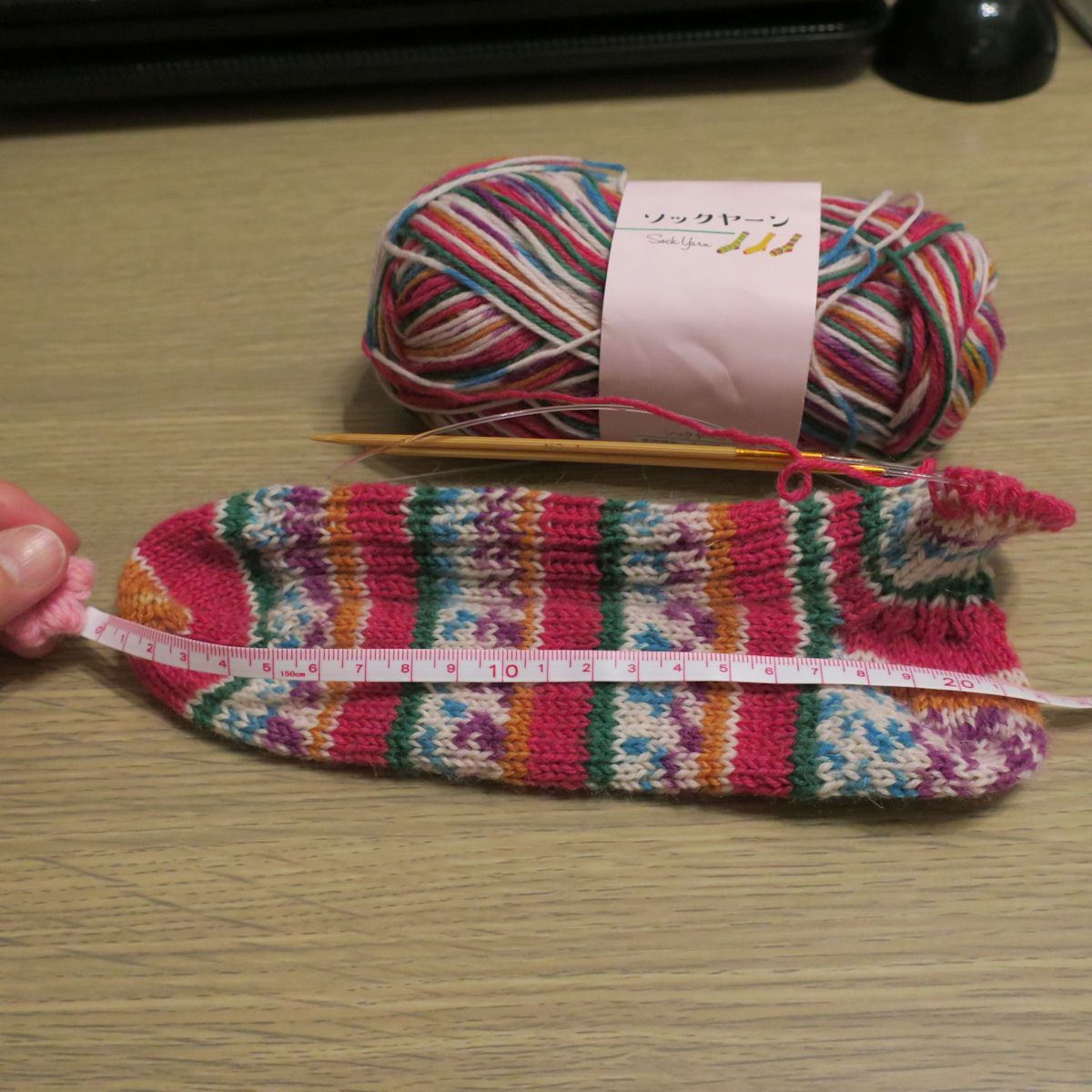 ちょうどかかと編みの最中に最初の電話がかかってきて、何かあったのかとびっくりして出たら間違い…そのせいか、かかと編みの最後の段で目数が合わなくなっちゃって、かかと部分をほどいて、ラップ&ターンからやり直しました…