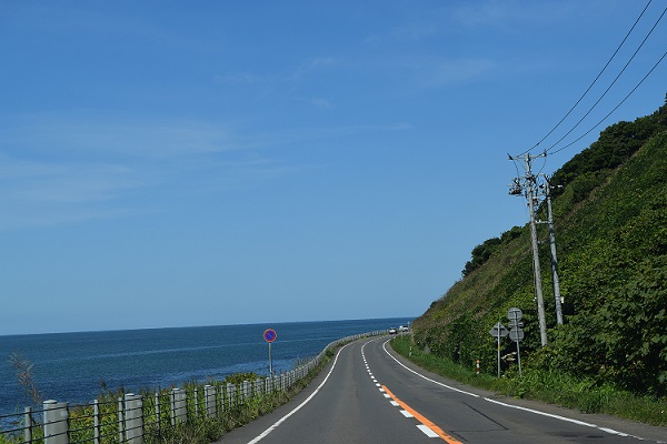 海と山に挟まれてくる