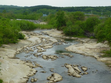 ダム、堰で流れが細る川底
