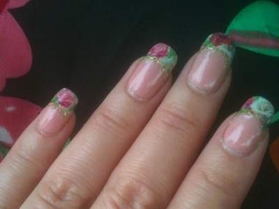 ルーズスキンが目立つネイル