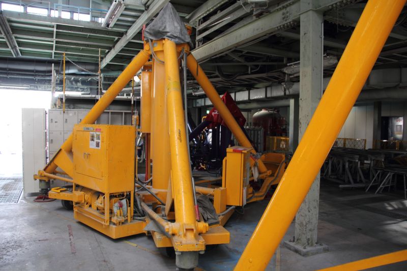 ANA機体整備工場_005ジャッキ.jpg