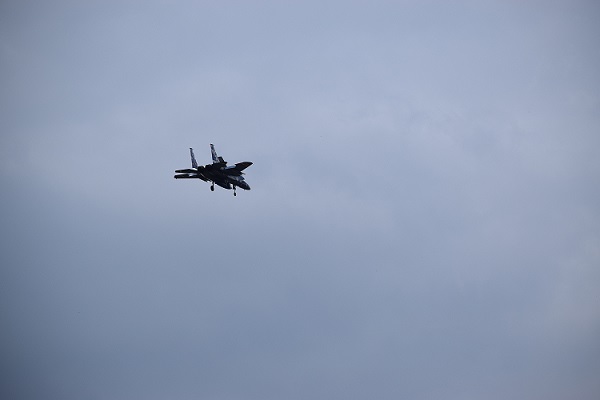 上空には自衛隊訓練機が