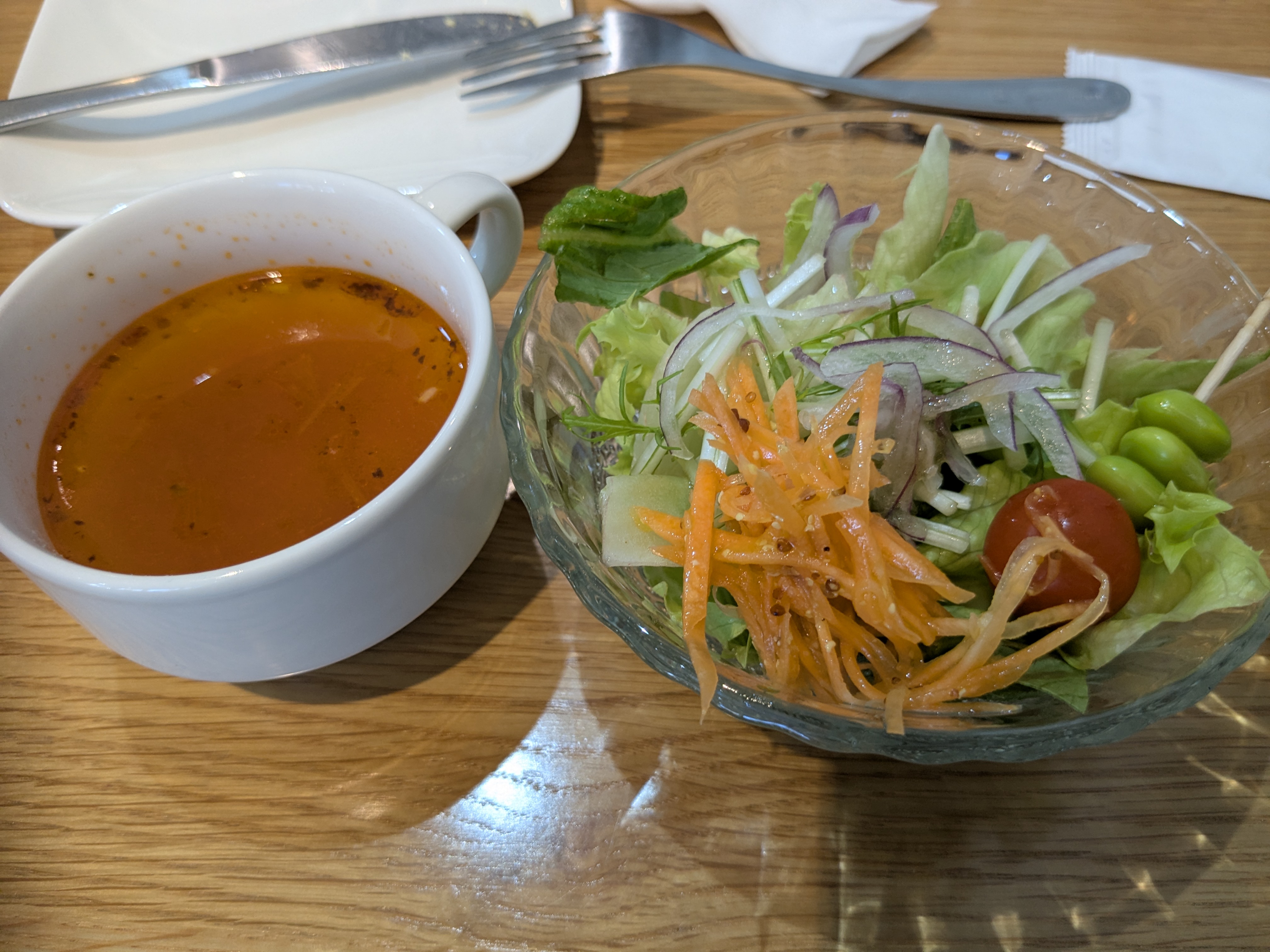 津田沼駅子連れカフェランチ　マルゲリータピザのセットのサラダとスープ