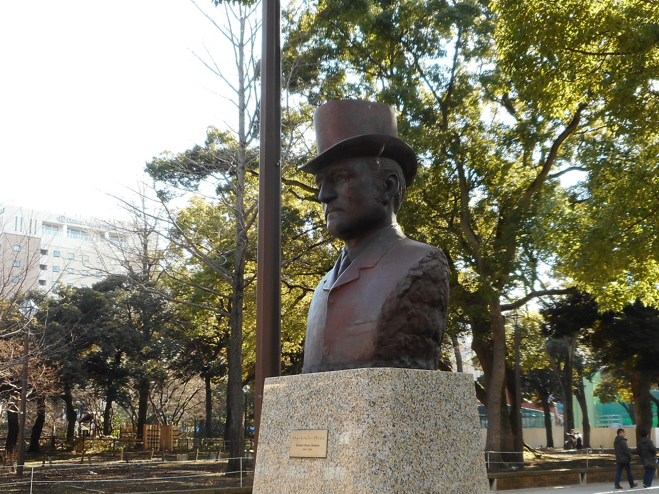 山下居留地横浜公園ブラントン碑.JPG