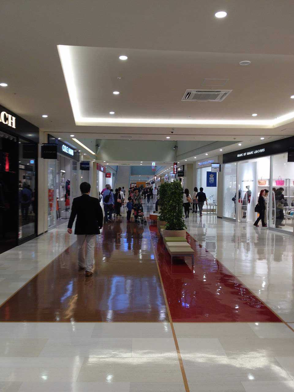 三井アウトレットパーク内部