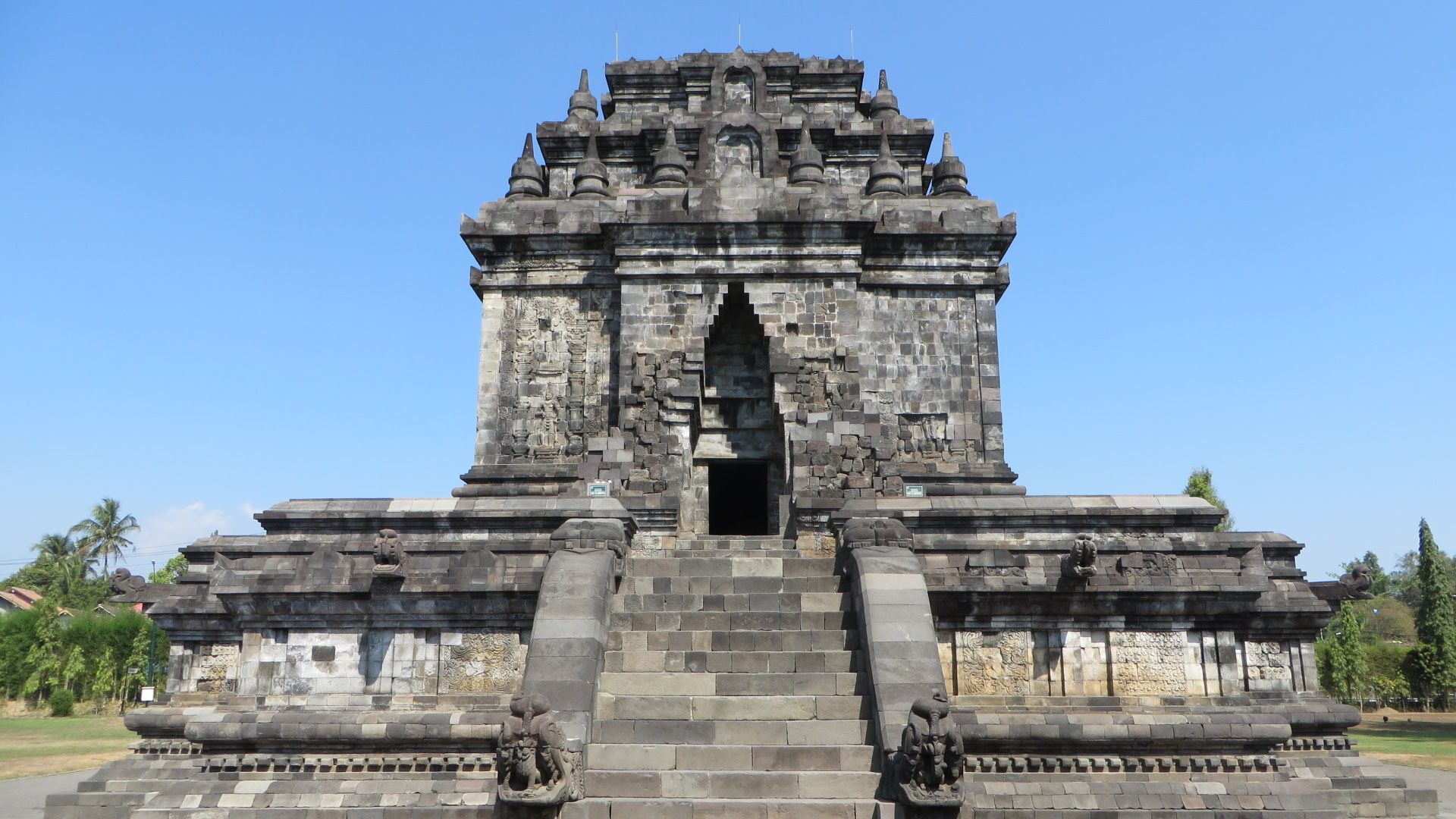 ボロブドゥール遺跡の次はパオン寺院とムンドゥ仏教寺院へ たかっチャンネルのブログ 楽天ブログ