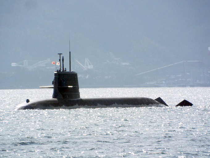 呉湾沖に停泊中の潜水艦