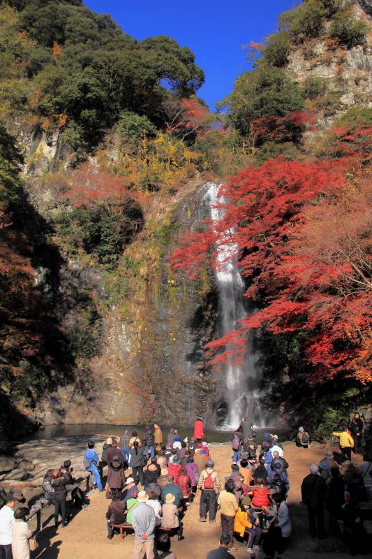 残り紅葉と大滝_005人出.jpg