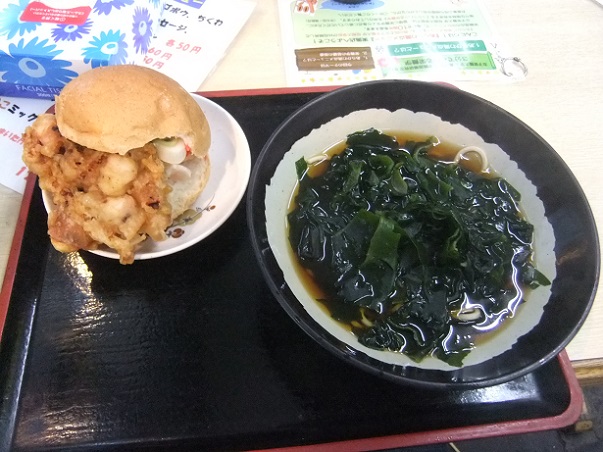 一由そば＠日暮里のゲソバーガー＋かけそば(小)＋ちょいわか