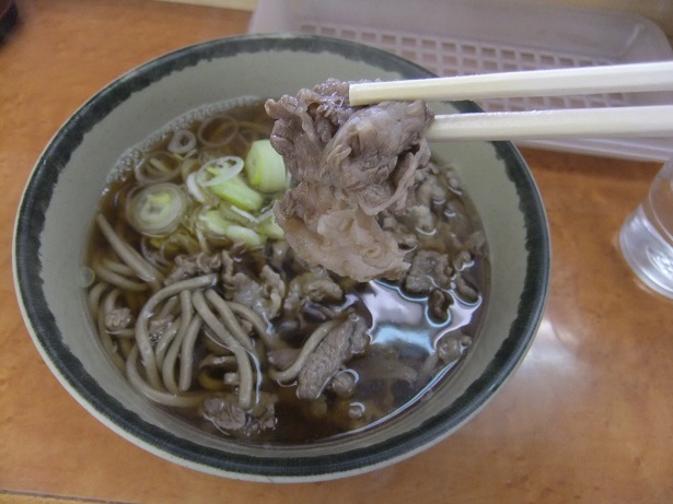 鷹＠JR米沢駅の牛肉そば３