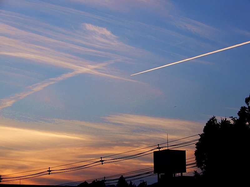 夕暮れ飛行機雲1