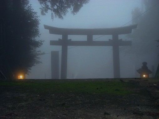 神社の霧2