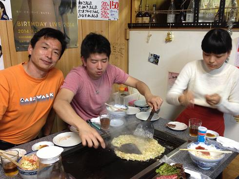 お好み焼きを焼く長男