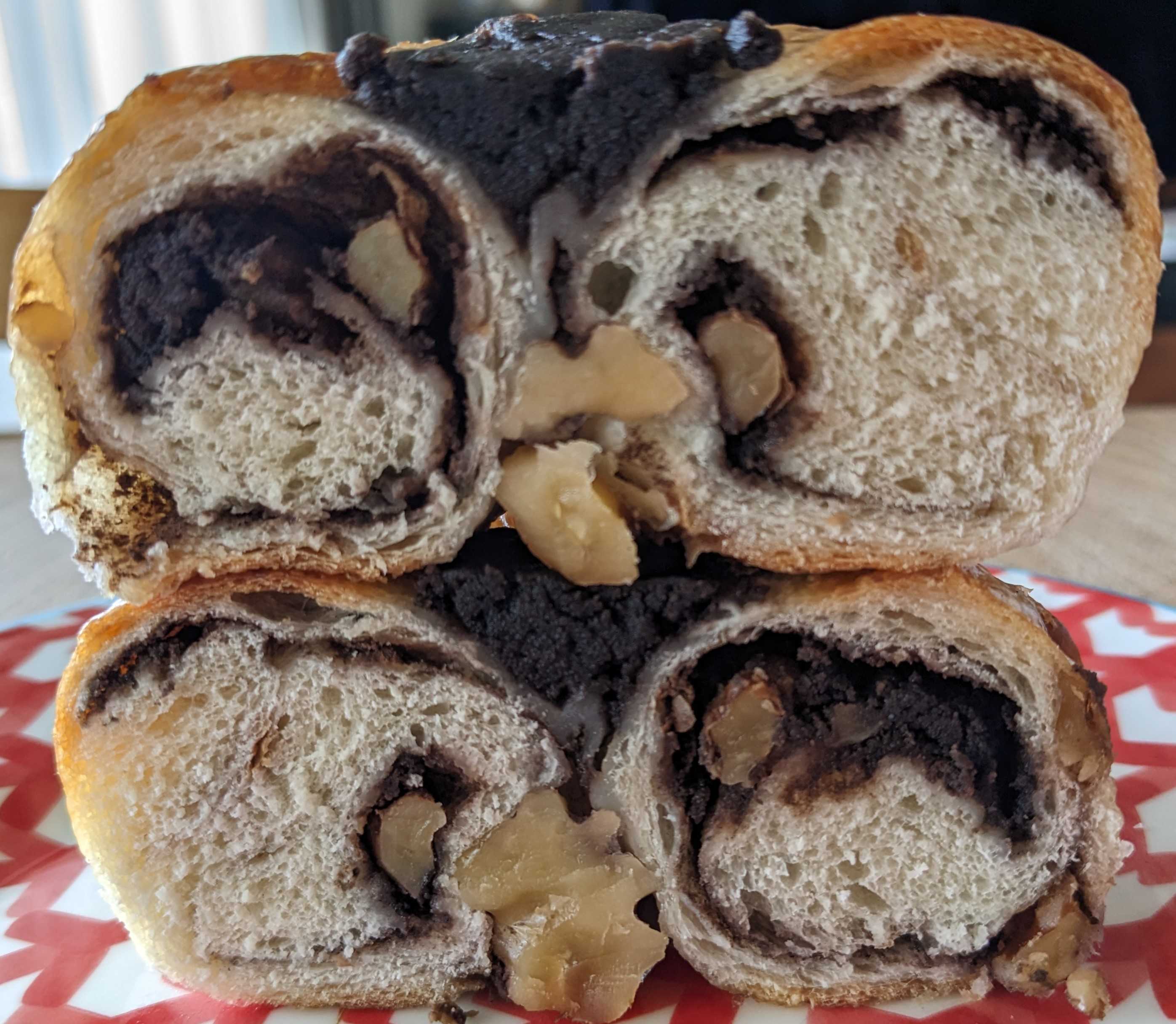 ベーグルリコカフェの黒胡麻あん胡桃ベーグル