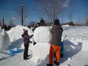 雪像作成中