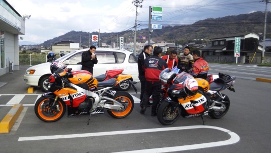 ファミマ上野店前４
