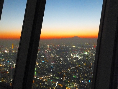 夕暮れの富士山のシルエット