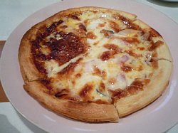 何故かここでピザ登場