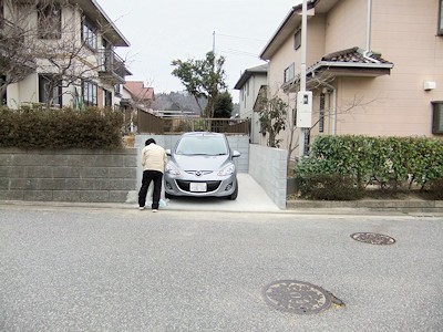 駐車場内のデミオ